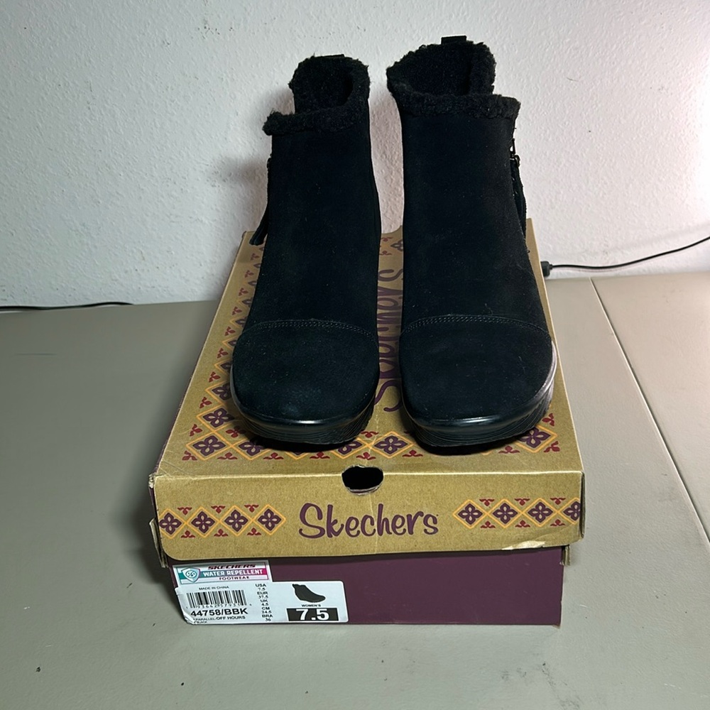 Sketchers Parallel Off Hours Boots Size 7.5M